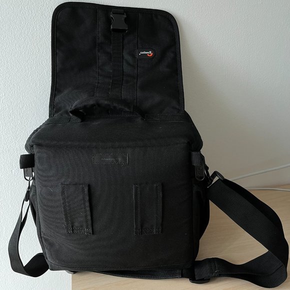 Lowepro Adventura 170 DSLR Camera Carry Bag - Picture 5 of 10